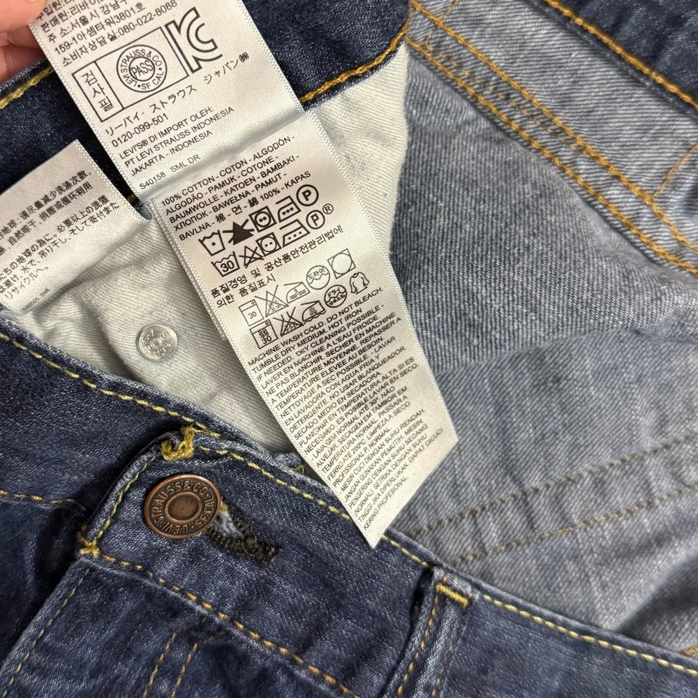 Levi’s • 505 Regular Fit Jeans 38x34